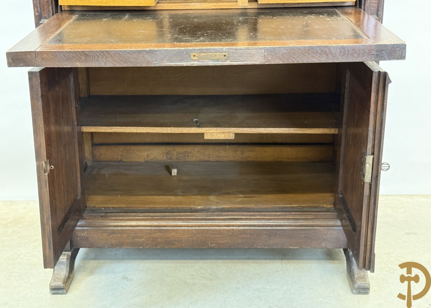 Massief eiken secretaire abattant met lade, klep en 2 deuren, centraal met interieur, Neo Gotisch