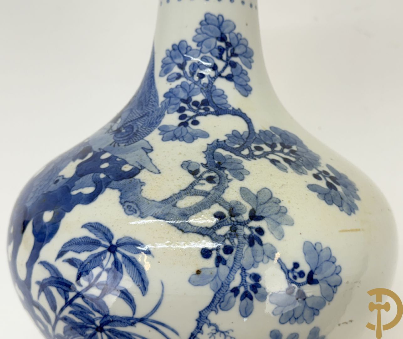 Chinese blauw/witte porseleinen kalebasvormige vaas met bloemen- en vogeldecor, onderaan gemerkt