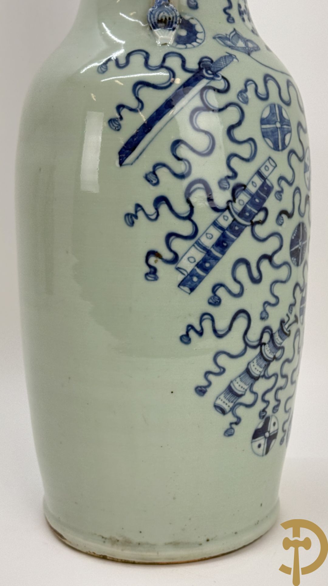 Chinese porseleinen celadon vaas met antiquiteitendecor