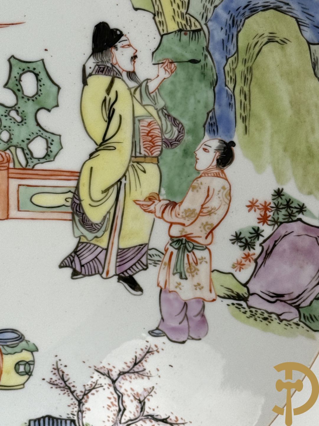 Porseleinen Chinese schotel met decor van wijsgeren in landschap