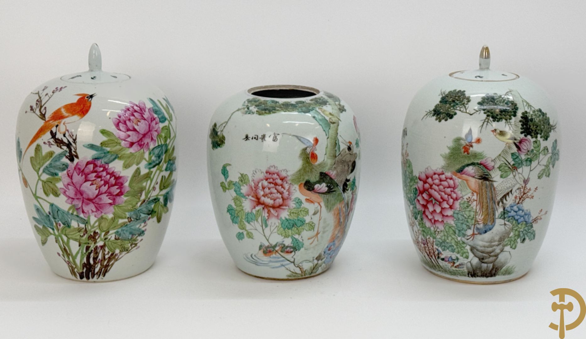 Drie Chinese porseleinen dekselpotiches met vogel- en bloemendecor