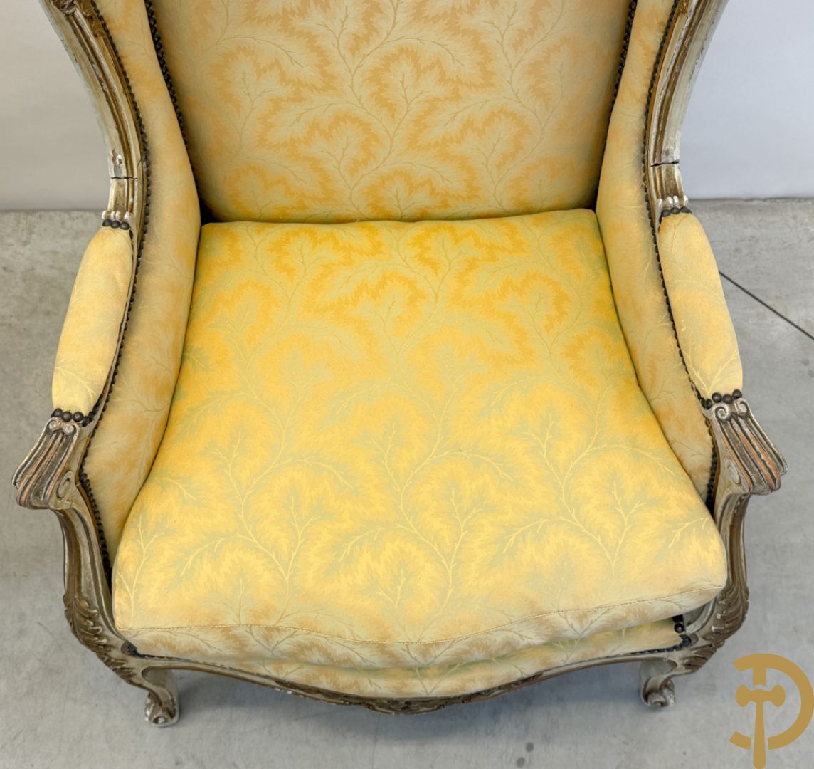 Paar Louis XV bergères met wangen, gesculpteerde accanthusranken en bloemenmotieven