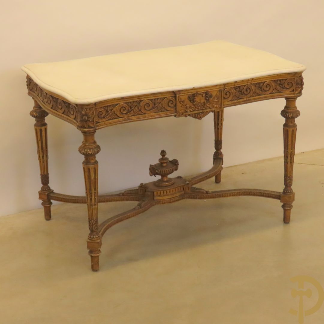 Vergulde salontafel met Louis XVI motieven op gecanneleerde poten