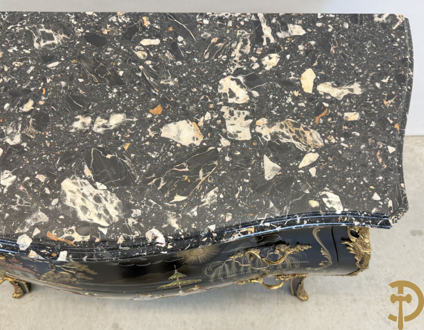 Zwartgelakte gebuikte tweeladencommode met Chinoiserie decor en marmeren blad