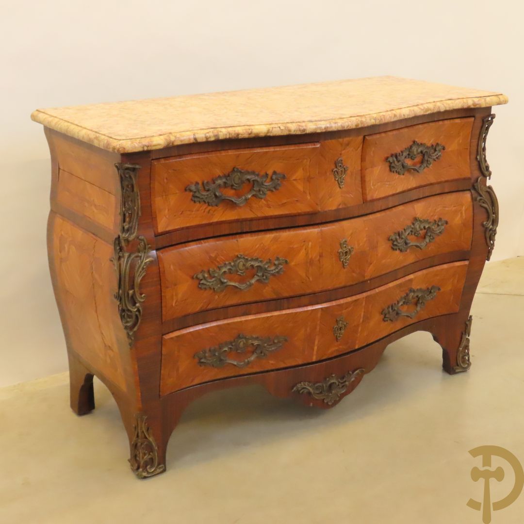 Gegalbeerde vierladencommode met bronsbeslag, marqueterie en marmeren blad
