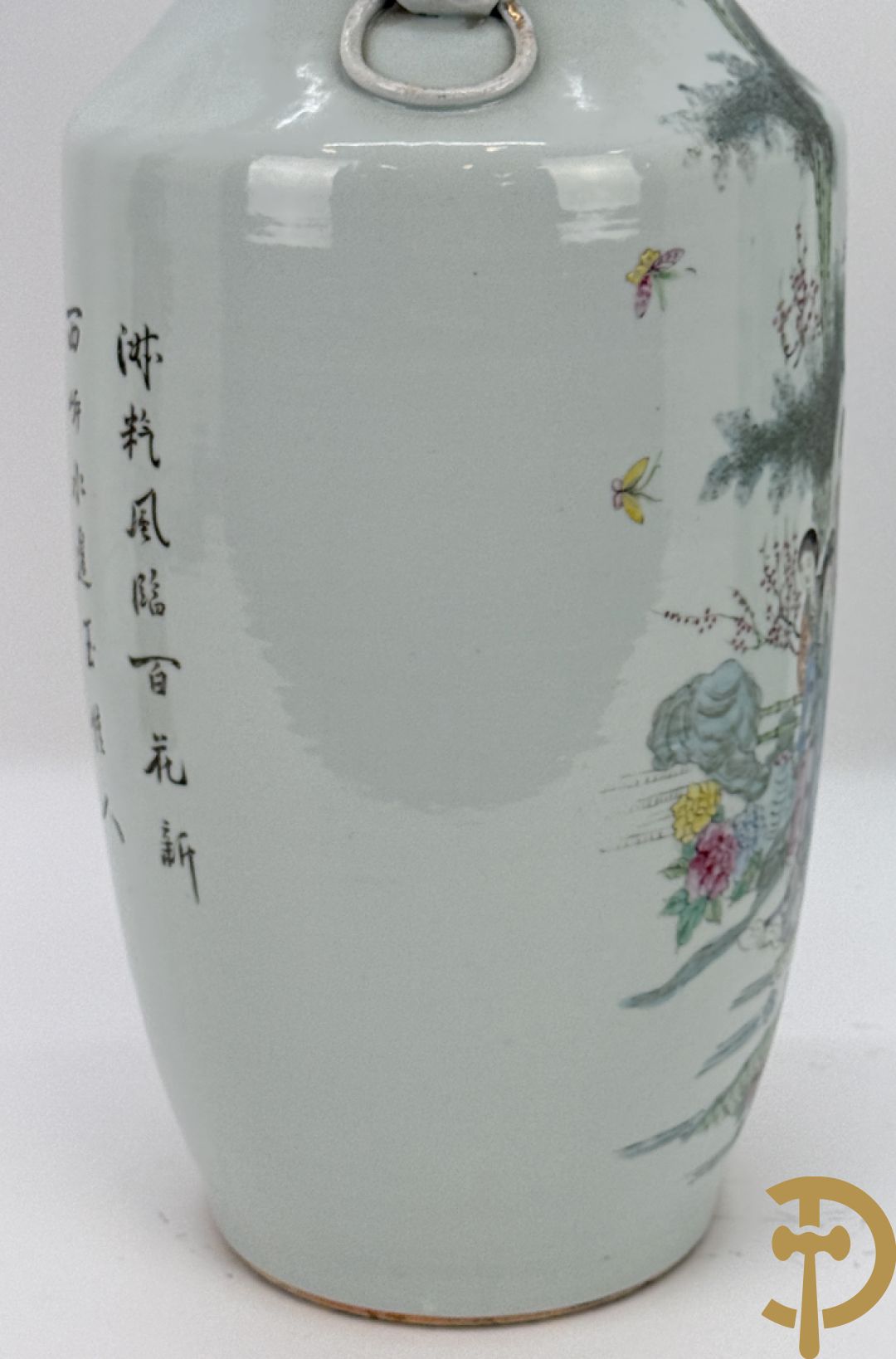 Paar Chinese porseleinen vazen met decor van dames in landschap