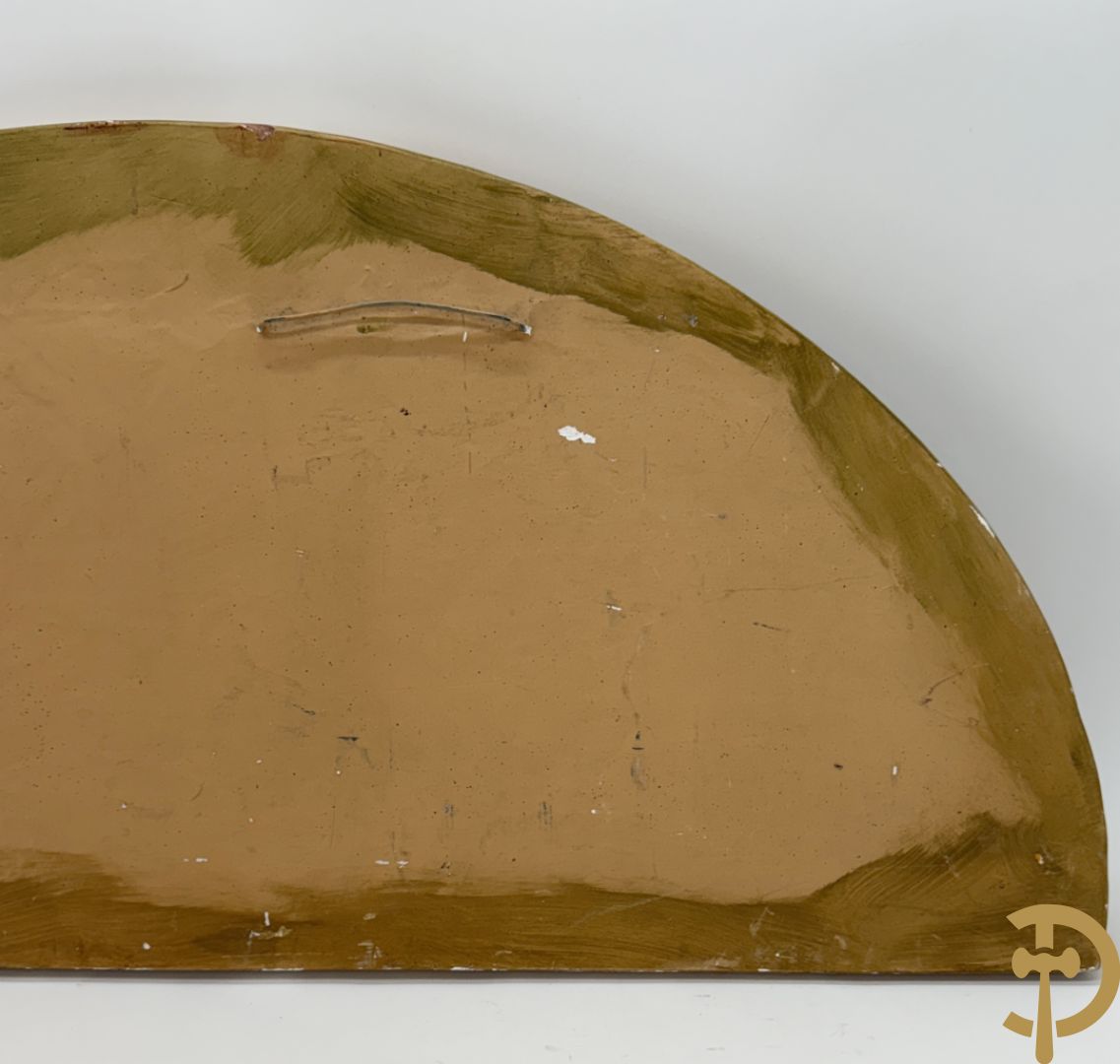 Halve maanvormig basrelief in terra cotta met romantisch decor van musicerende en spelende cupido