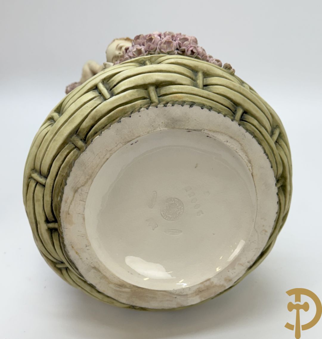 Paar meerkleurige faience vazen,  Austria gemerkt, met cupido