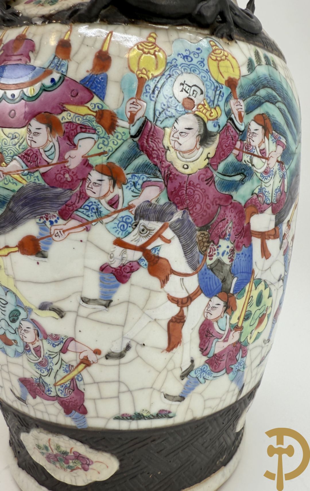 Paar Nankin vazen met dansende figuren en krijgertaferelen op houten sokkels