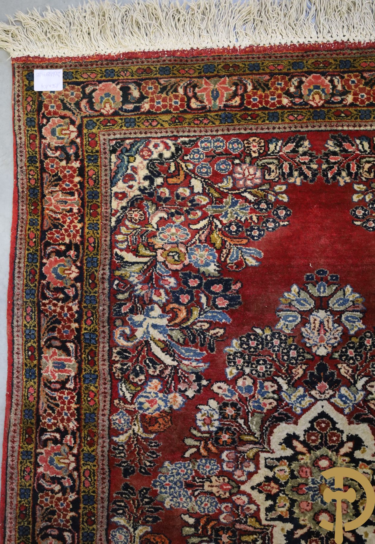 Oosters handgeknoopt tapijt met rode fond en bloementafereel