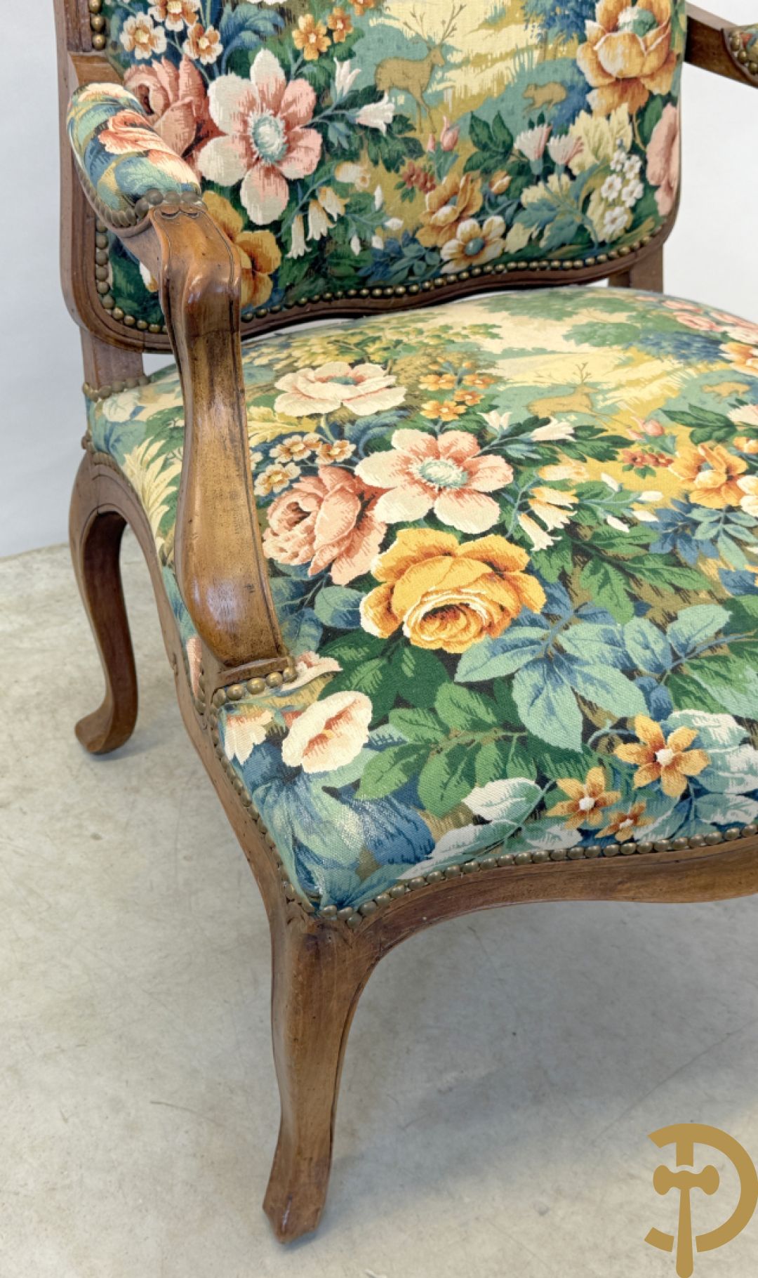 Vier notelaren armzetels bekleed met bloemenstof, met gezwaaide armleuningen op voluutvormige poten + bijhorend voetbankje