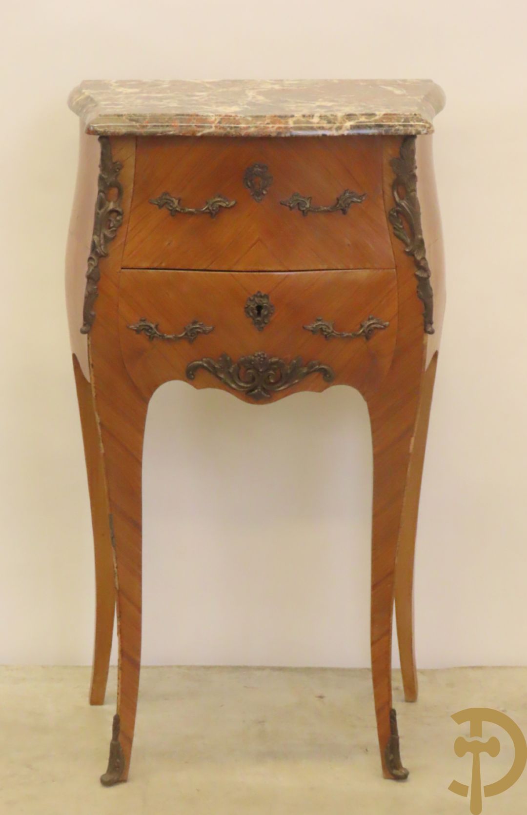 Kleine bijzetkast met 2 lades en bezet met bronzen ornamenten en marmeren blad