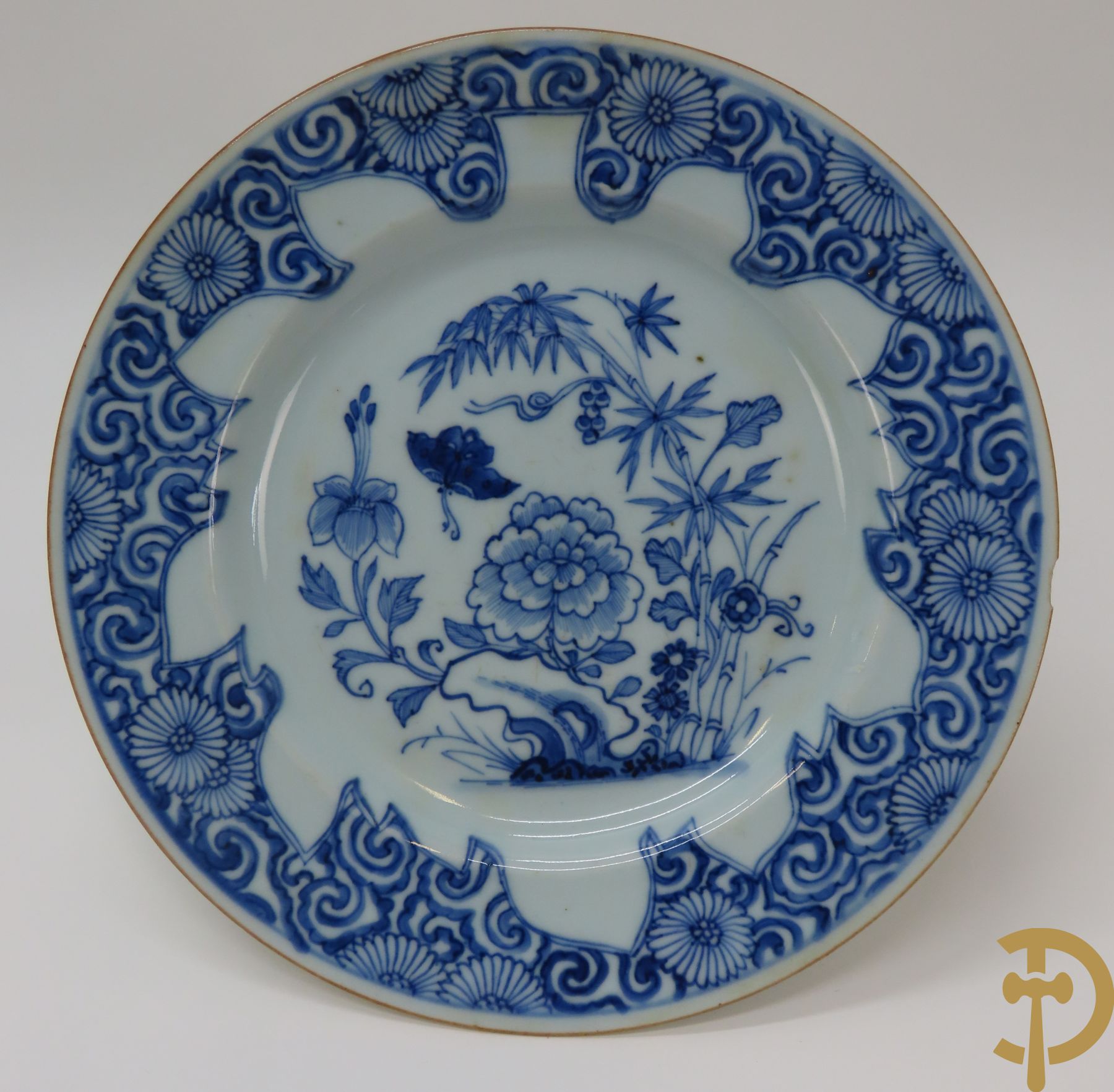 Chinees porseleinen blauw/wit bord met decor van ouderlingen + Chinees porseleinen bord met decor van bloemen en planten + bord in dik geglazuurd blauw/wit keramiek met floraal decor + meerkleurig Chinees bord met bloemendecor