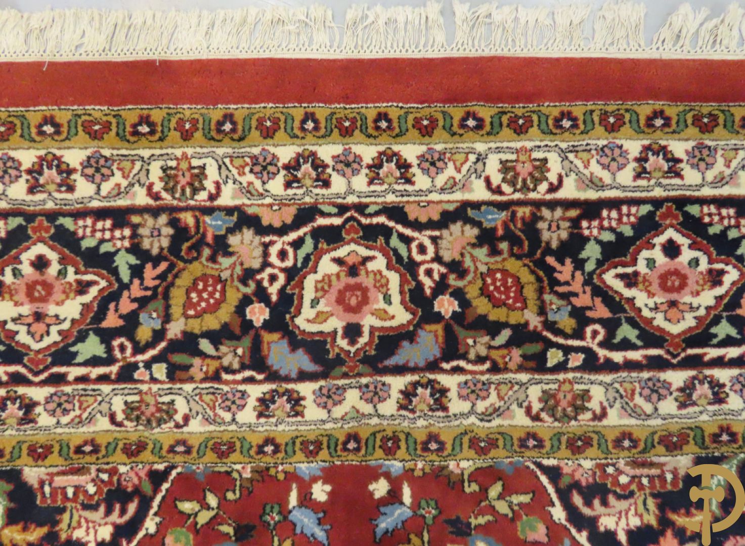 Oosters handgeknoopt tapijt met centraal medaillon en bloemenmotieven op rode fond, Tabriz