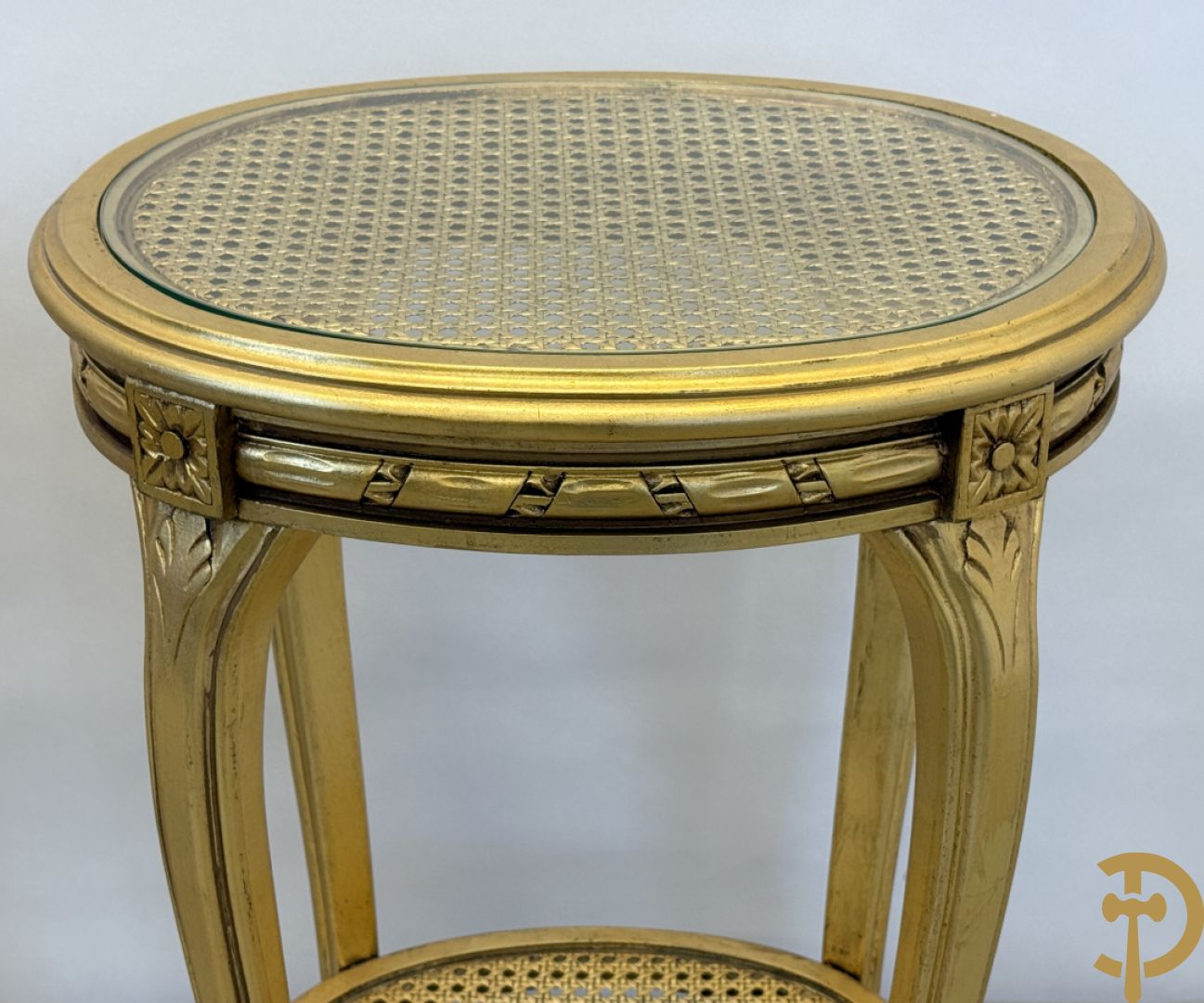 Paar vergulde Louis XVI bijzettafeltjes met cannage op voluutvormige poten