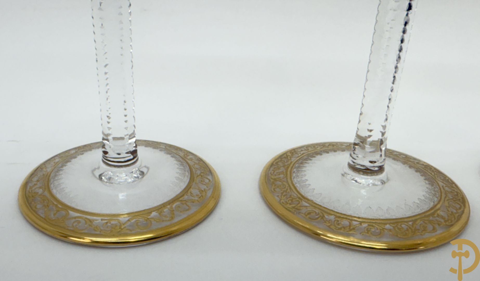 Zes fluitvormige kristallen champagne glazen met Thistle decor, cristallerie Saint Louis gemerkt