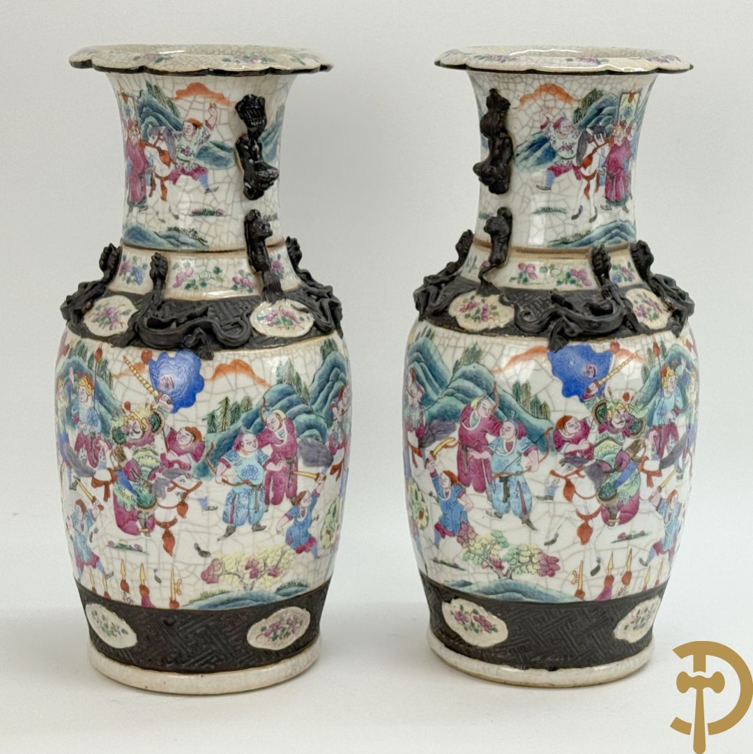 Paar Nankin vazen met dansende figuren en krijgertaferelen op houten sokkels