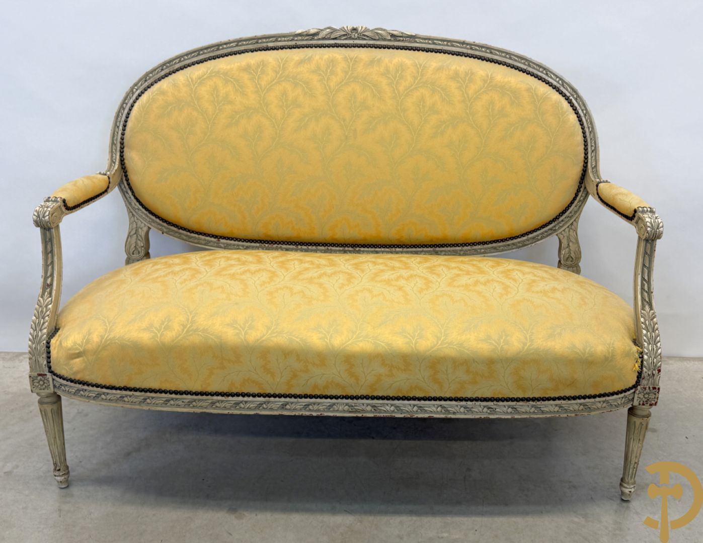 Salonensemble met rocailles, bloemenmotieven en gecanneleerde poten bestaande uit canapé, 2 armzetels en 2 stoelen