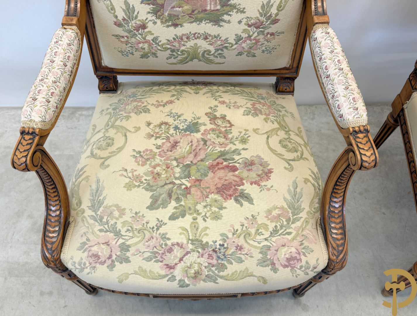 Vijfdelig notelaren Louis XVI salonensemble bestaande uit canapé, 2 armzetels en 2 stoelen