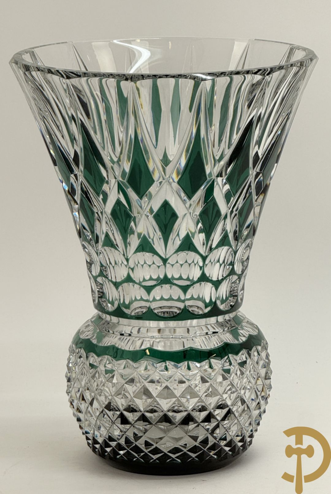 Val Saint Lambert : Groen gekleurde handgeslepen kristallen vaas