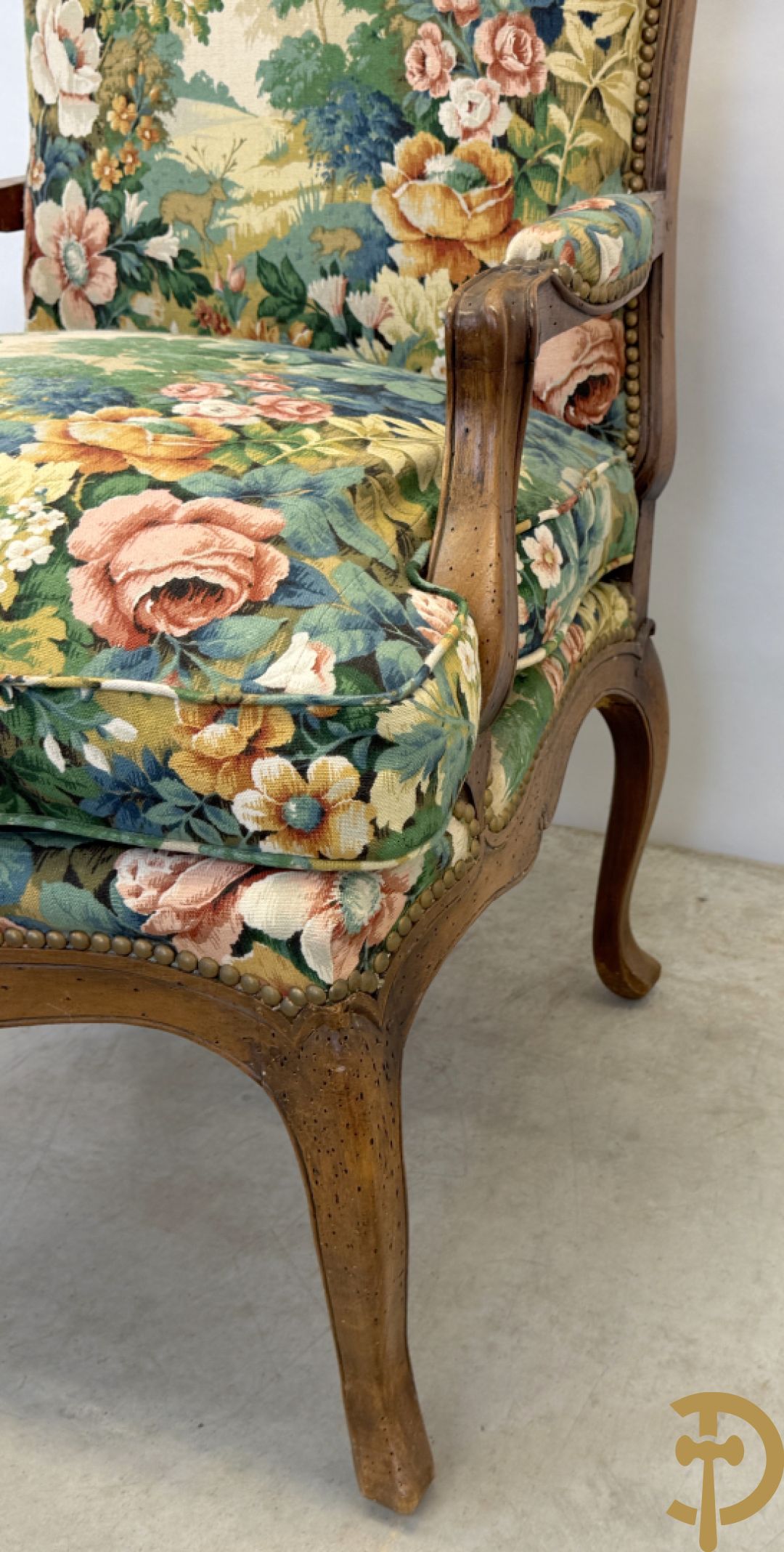 Vier notelaren armzetels bekleed met bloemenstof, met gezwaaide armleuningen op voluutvormige poten + bijhorend voetbankje