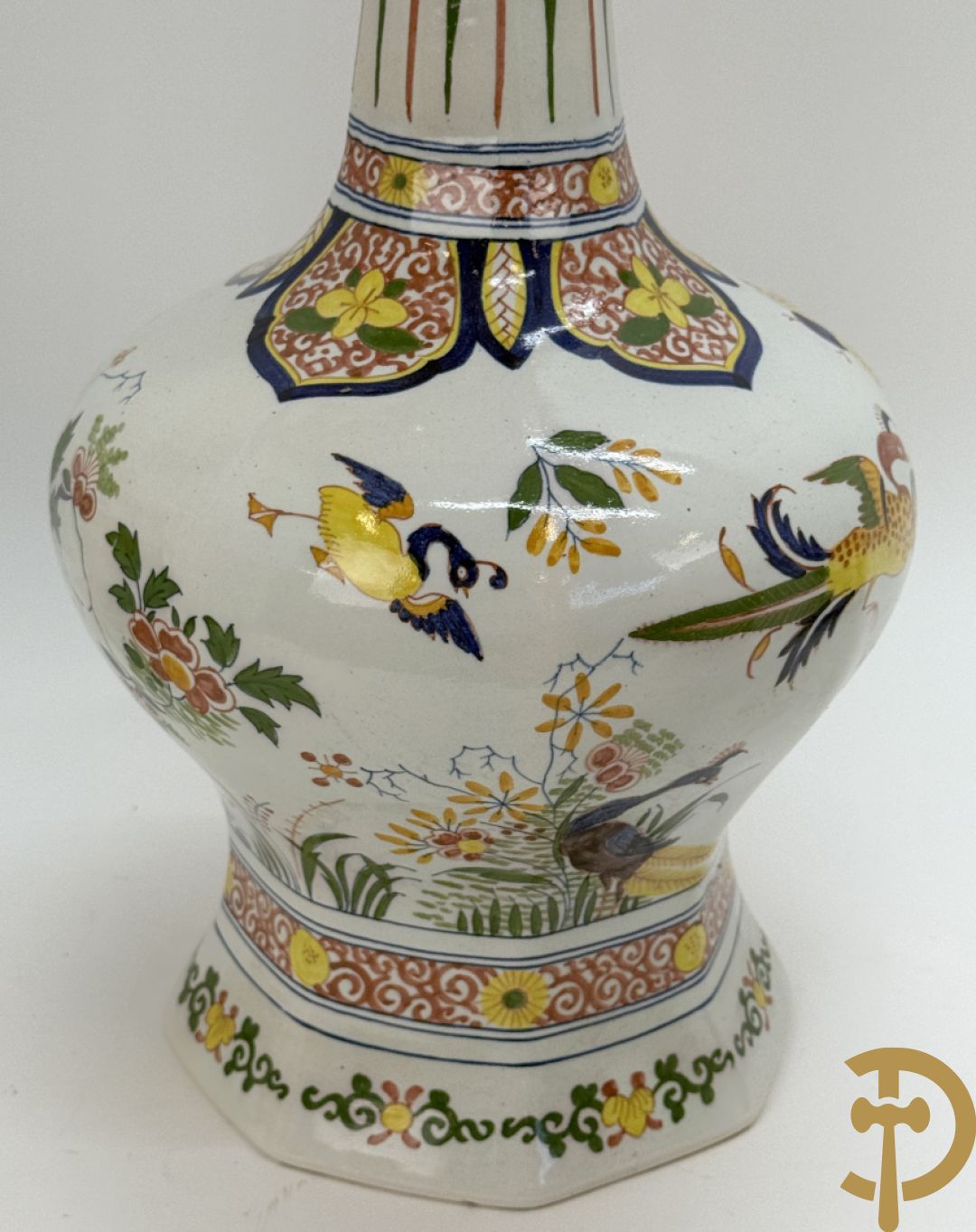 Driestel in polychrome faience met decor van vogels en bloemen bestaande uit dekselpotiche geflankeerd door 2 knobbelvazen, Boch 104/5