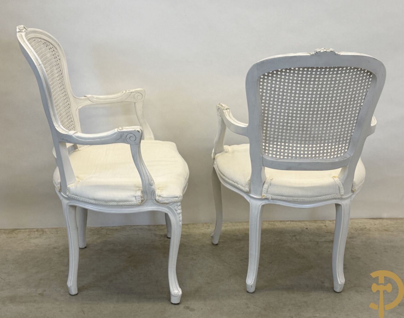 Paar gemonochromeerde Louis XV armzetels met gecanneerde rug + 2 gestoffeerde Louis XV armzetels