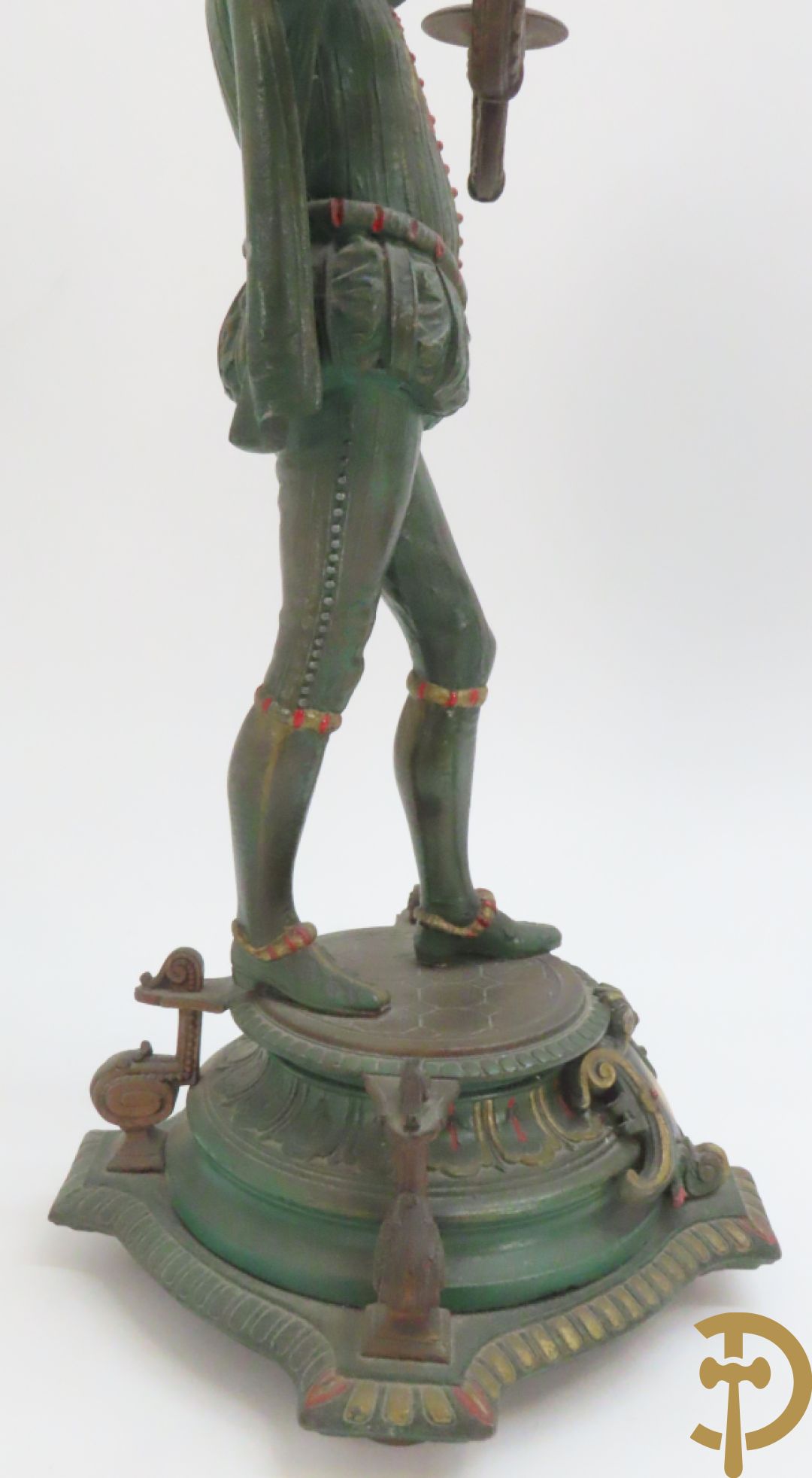 Driedelige kunstbronzen garnituur bestaande uit pendule met paar schakende edelheren, bezet met kariatiden - geflankeerd door paar driearmige kandelaars gehouden door 2 edelheren