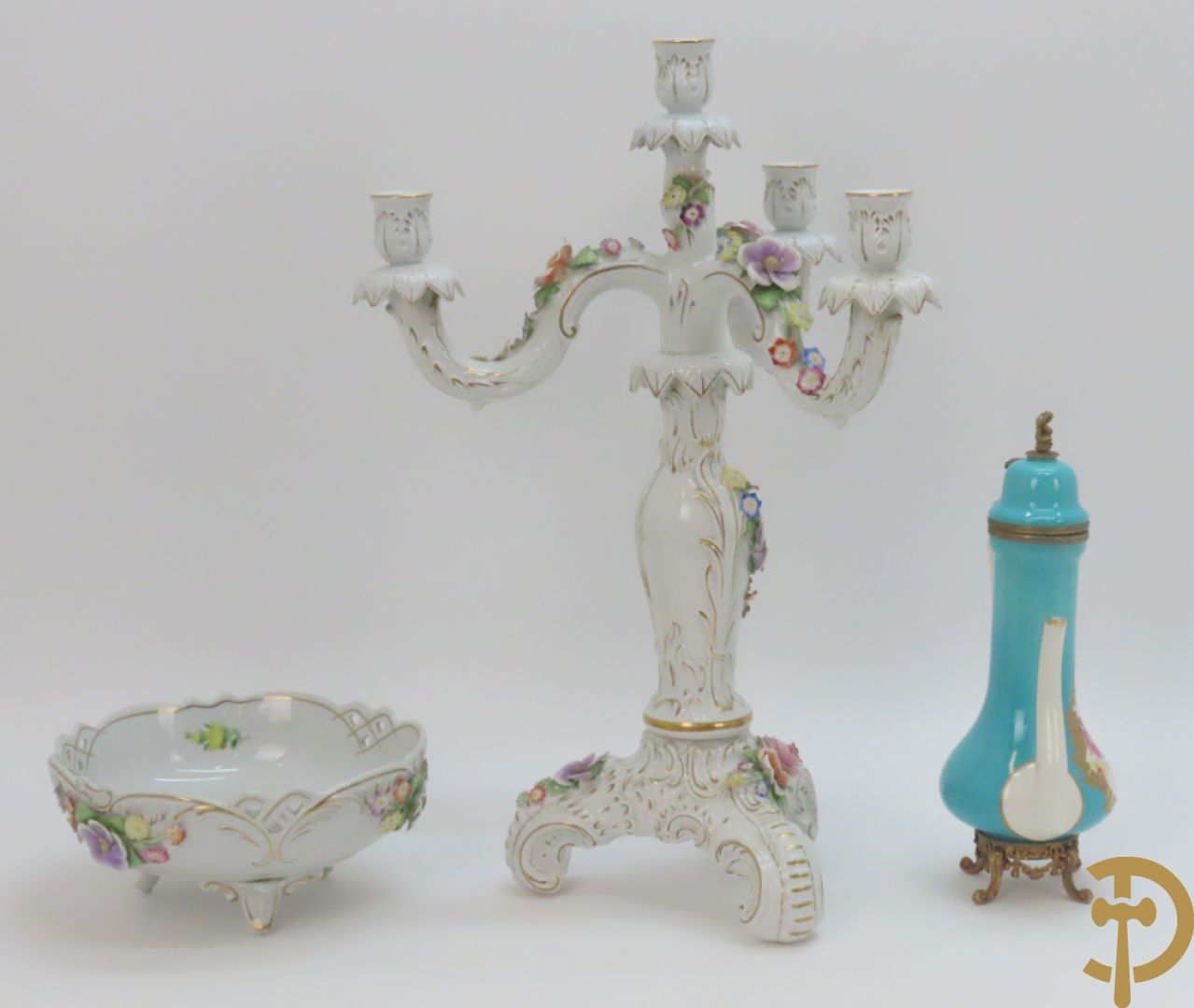 Driearmige porseleinen kandelaar met bloemenmotieven, onderaan gemerkt Plaue + porseleinen coupe Plaue + Limoges schenkkan met bloemendecor