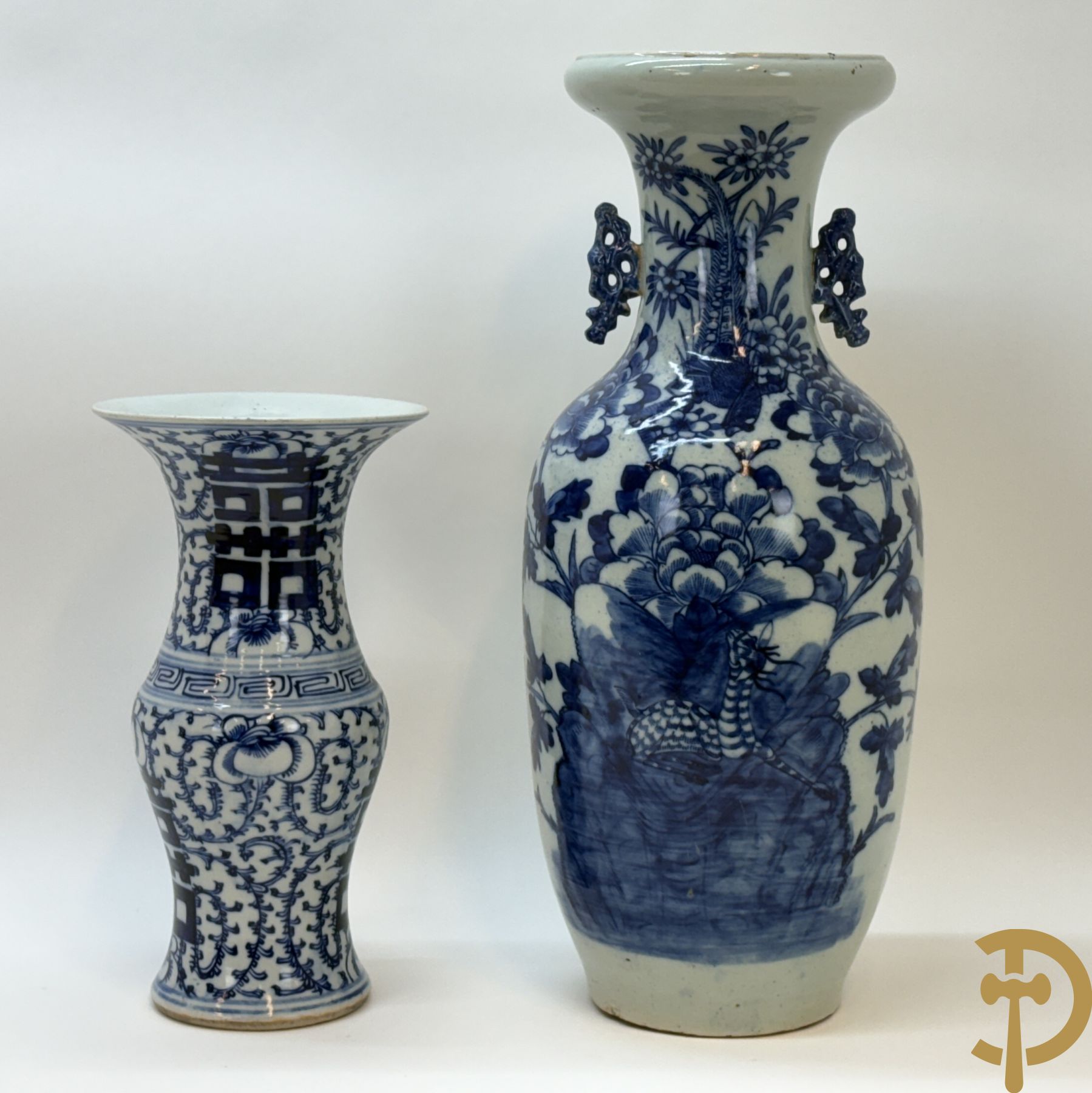 Chinese porseleinen blauw/wit vaas met bloemendecor + Gu vaas met Chinese tekens