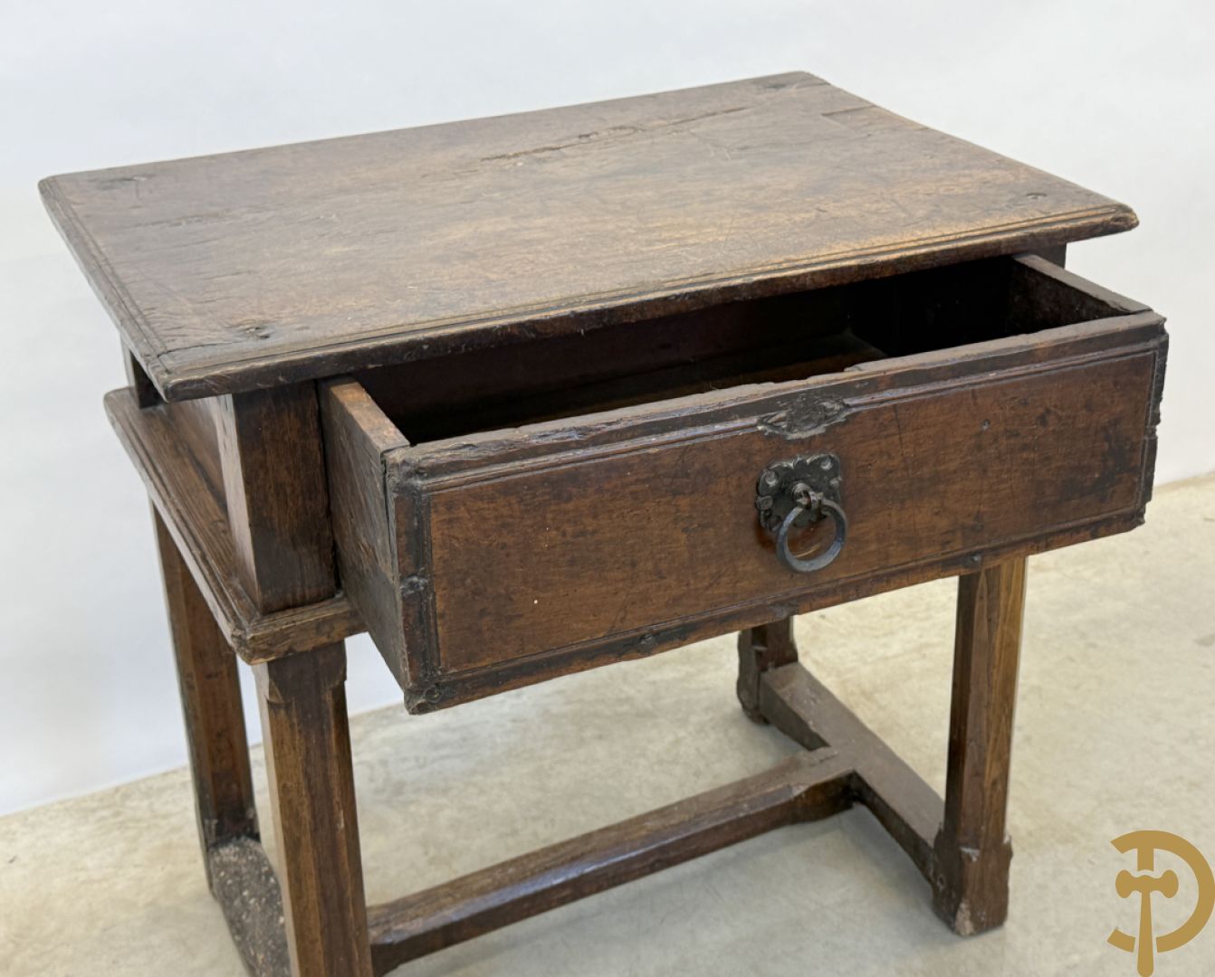 Massief eiken landelijke bijzettafel met lade en smeedijzeren trekker op verjongende poten