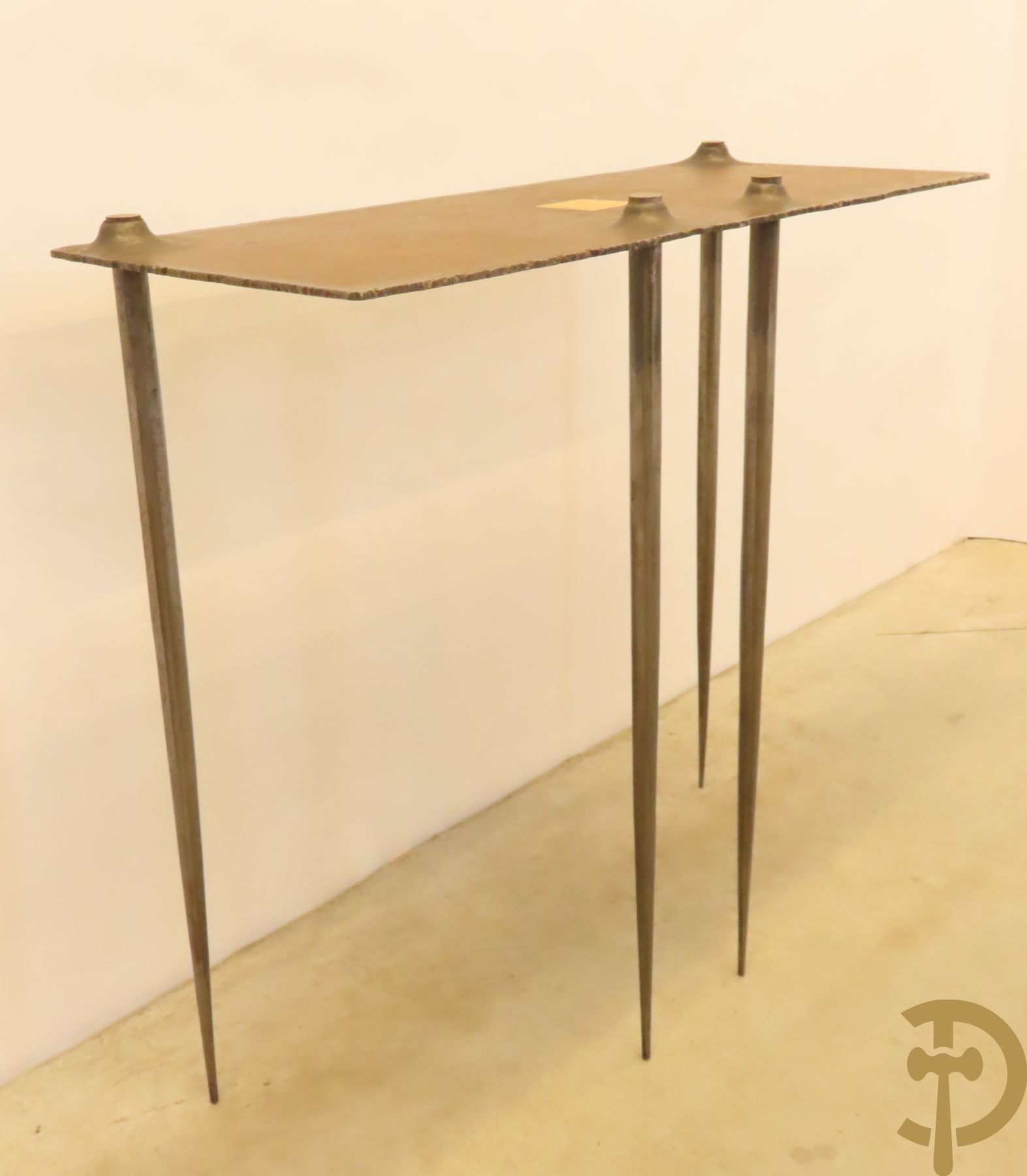 Brutalistische smeedijzeren design console Mecibah 