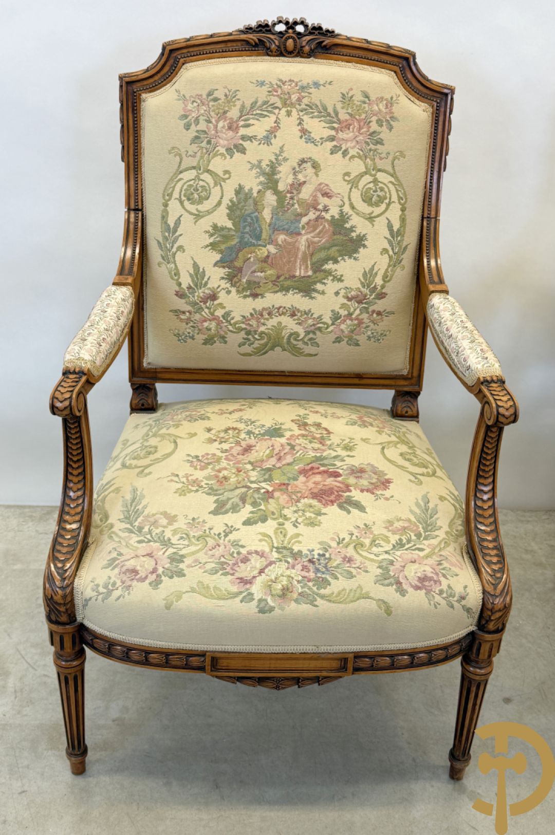 Vijfdelig notelaren Louis XVI salonensemble bestaande uit canapé, 2 armzetels en 2 stoelen