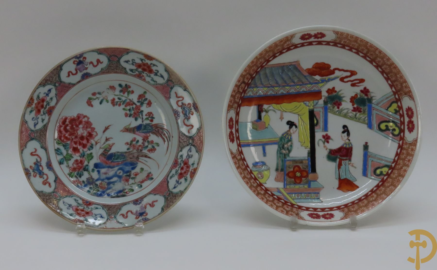 Chinees porseleinen bord met opstaande rand en decor van dames in tempel + Chinees porseleinen bord met vogeldecor
