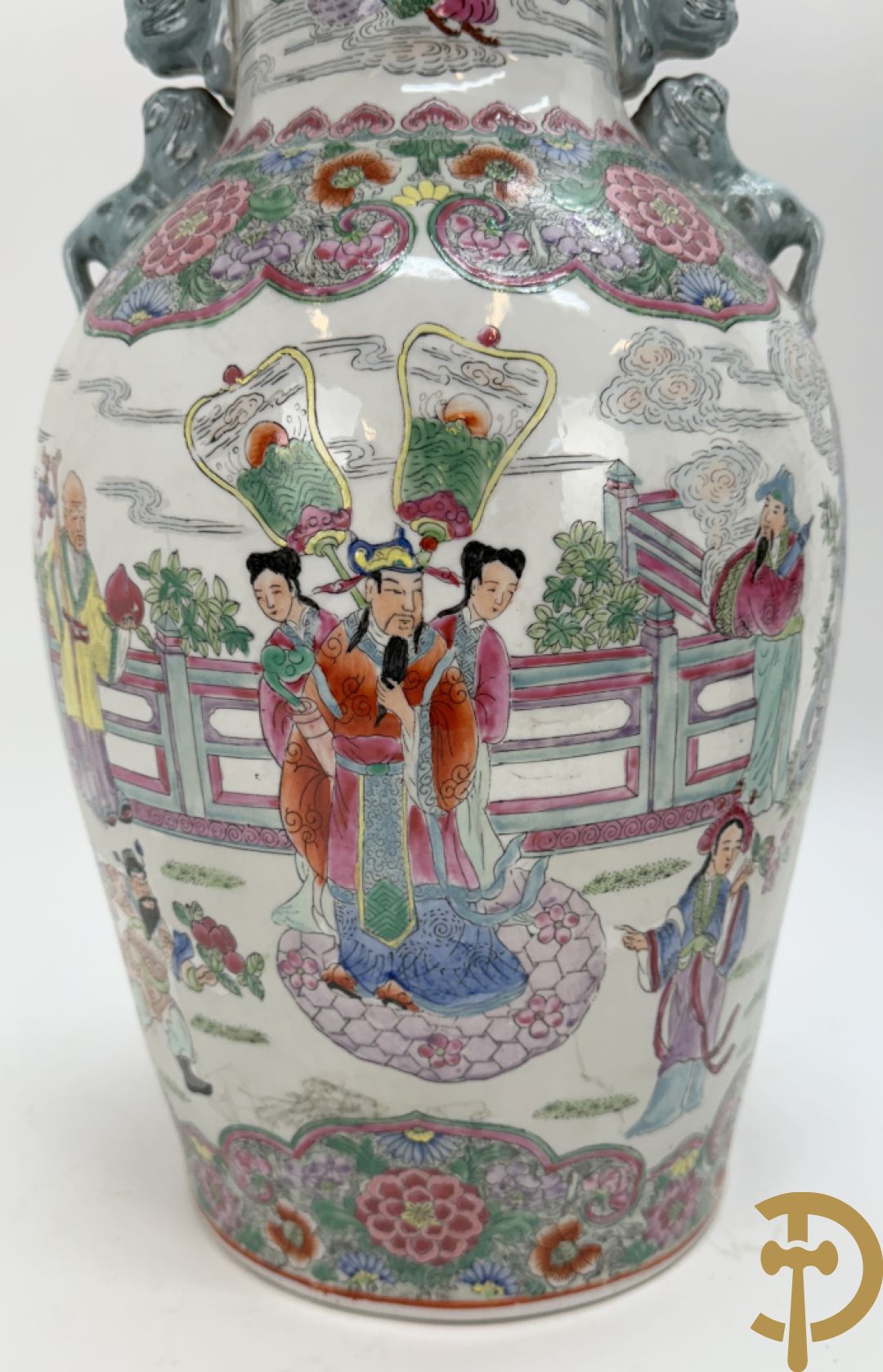 Paar Chinese porseleinen vazen met geanimeerd tafereel