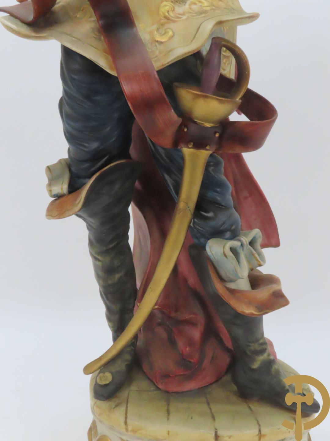 Twee Italiaanse beelden in meerkleurige faience, Cirano de Bergerac