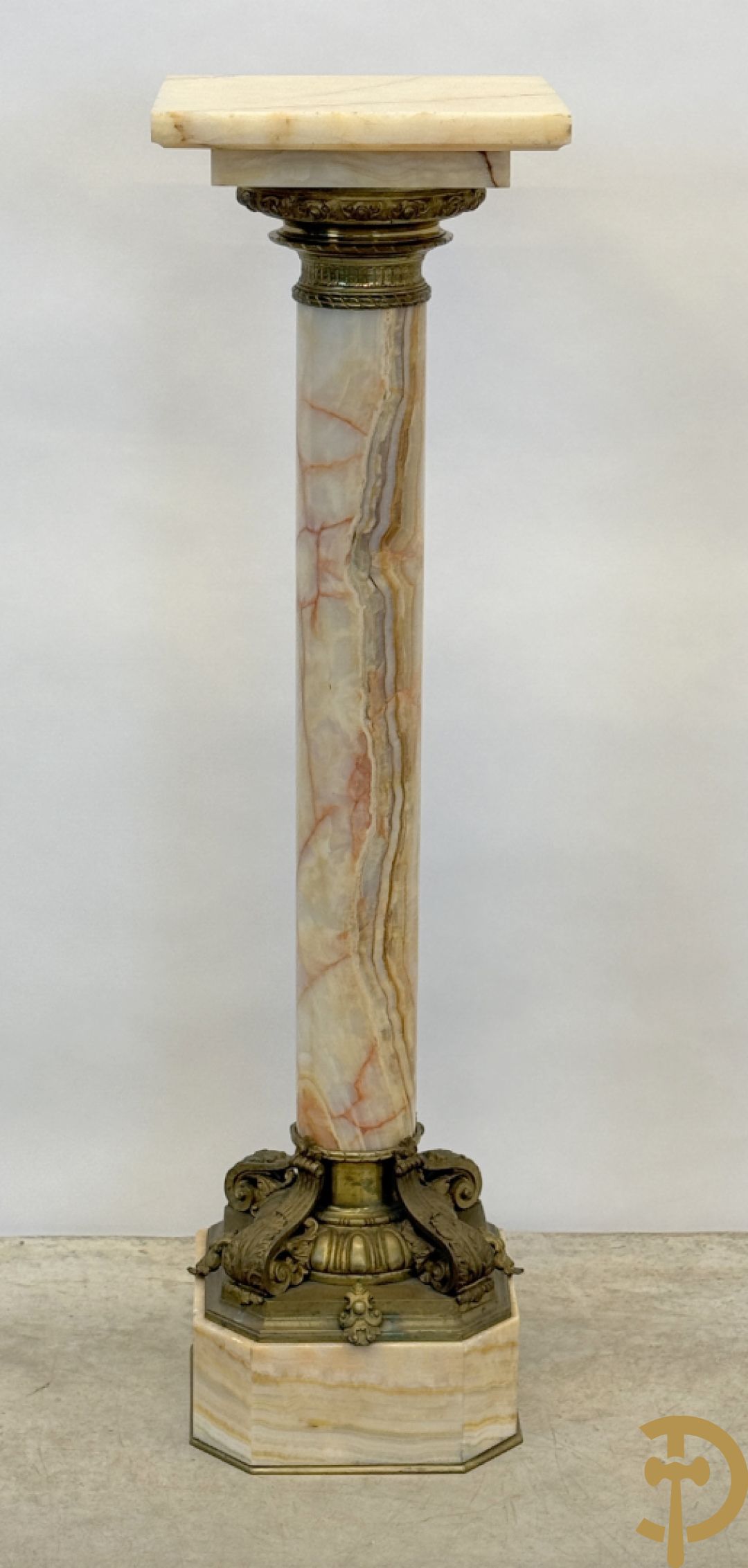 Marmeren zuil, onder en boven met beslag van accanthusranken bezet