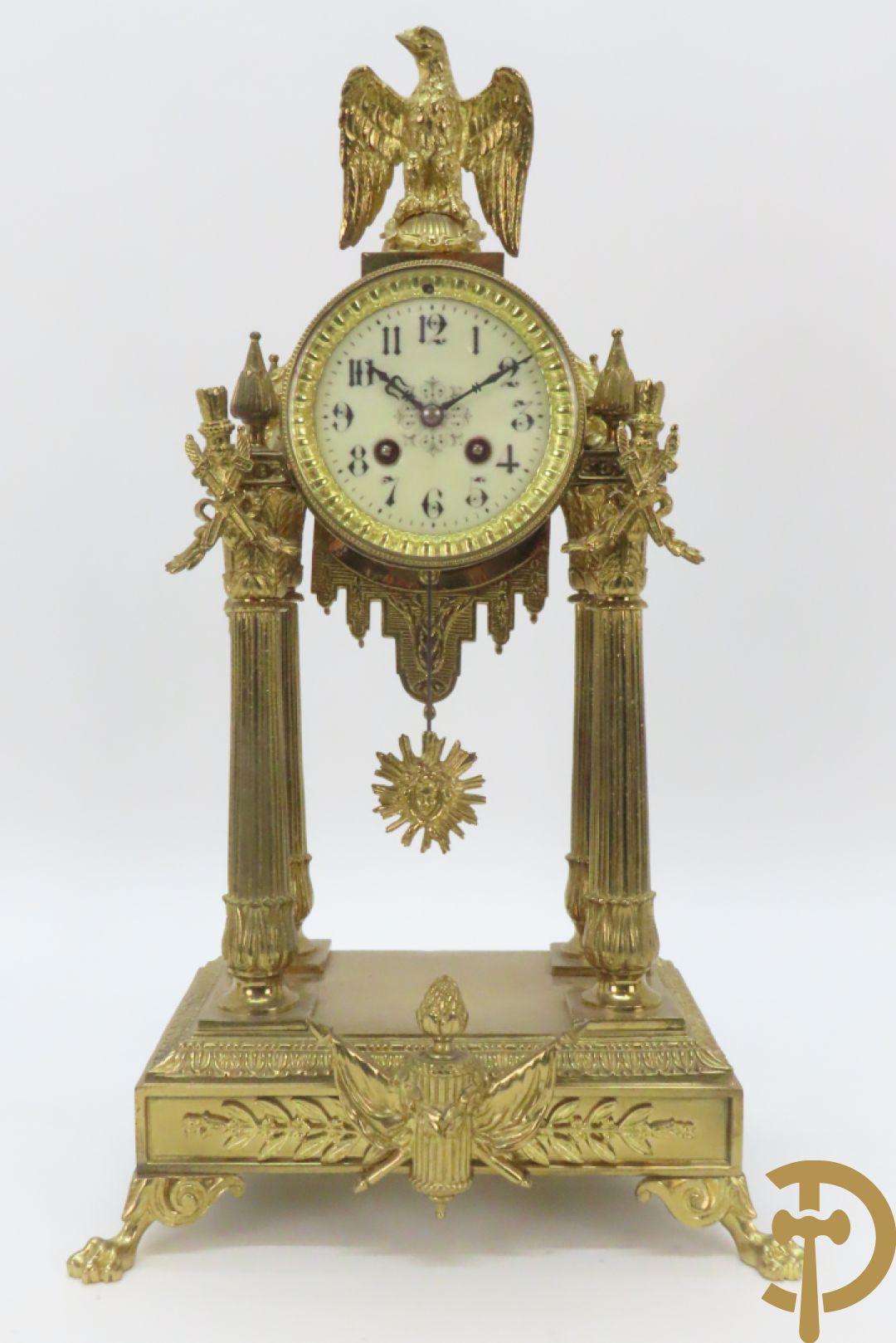 Driedelige bronzen garnituur bestaande uit middenstuk met 4 gecanneleerde zuilen en adelaar bezet + paar kandelaars