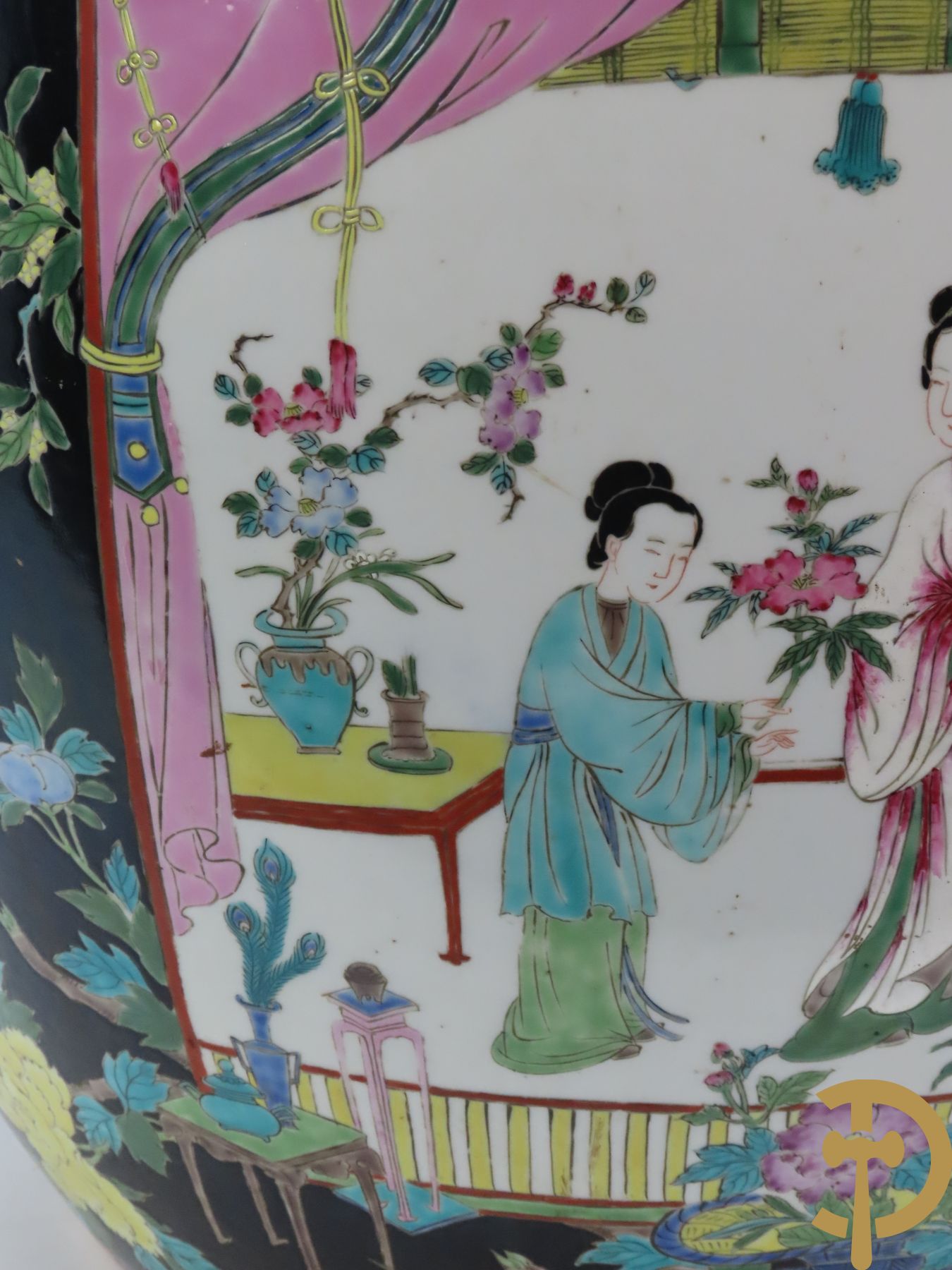 Grote Chinese porseleinen cachepot met fenixvogels, bloemenmotieven en geanimeerde Aziatische  landschappen op zwarte fond