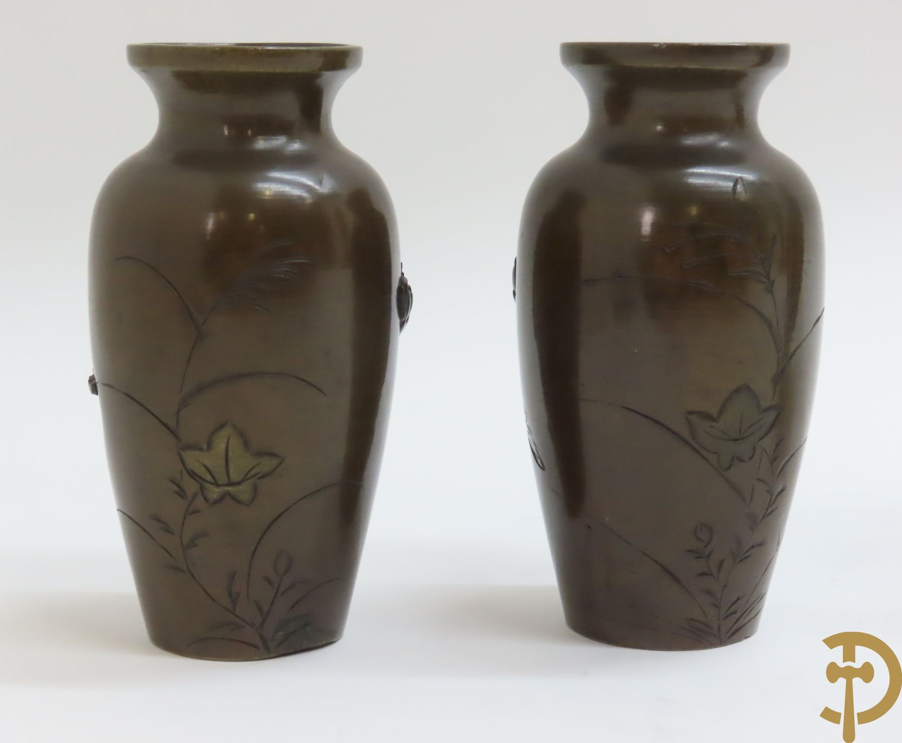 Twee paar bronzen Japanse vaasjes met bloemendecor + ander bronzen vaasje + bronzen schaaltje