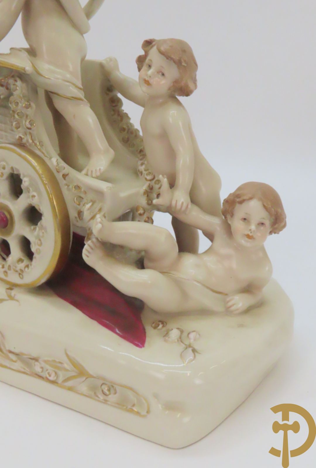 Koets in Royal Dux getrokken door cupido