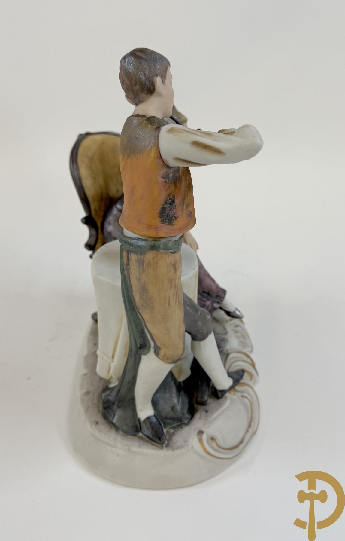 Italiaanse biscuitgroepen w.o. grote groep met 2 liggende naakte dames met zwaan, jongeman op rots, vioolspeler met edeldame, dame met kanten jurk en kinderen + Armani G. getekend 