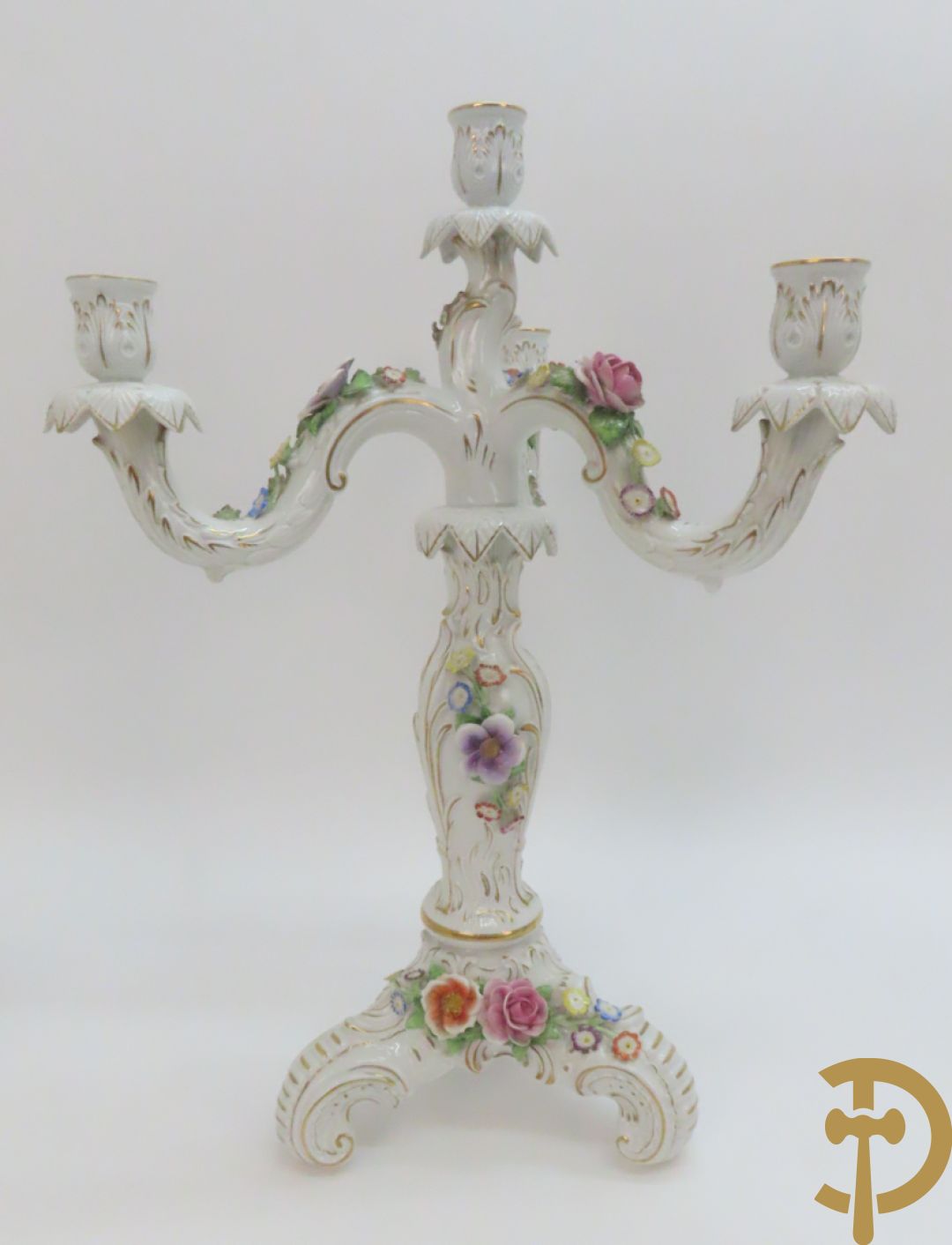 Driearmige porseleinen kandelaar met bloemenmotieven, onderaan gemerkt Plaue + porseleinen coupe Plaue + Limoges schenkkan met bloemendecor