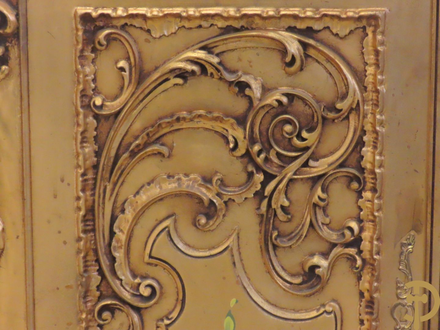 Uitzonderlijke vergulde Louis XV eetkamer bestaande uit vijfdeursdressoir met voluutvormige accanthusranken en rocailles, beschilderd met bloemenmotieven en centraal tafererel met hoornen des overvloeds + bijhorende spiegel vergulde tafel op voluutvormige poten met zes bijhorende stoelen + vitrine met accanthusranken en centrale deur, op voluutvormige poten