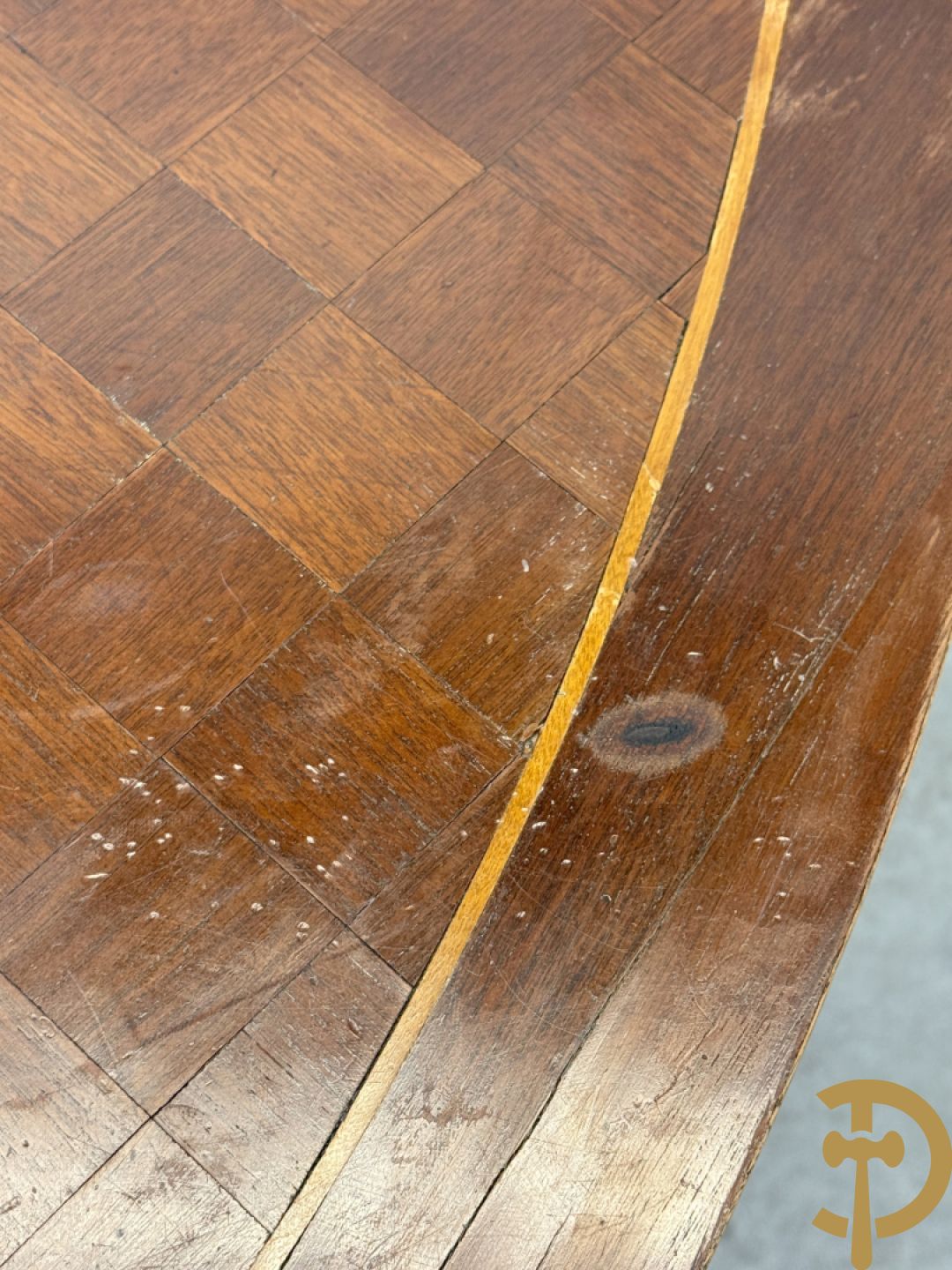 Ovale geparketteerde notelaren tafel bezet met bronzen ornamenten, Art deco Decoene