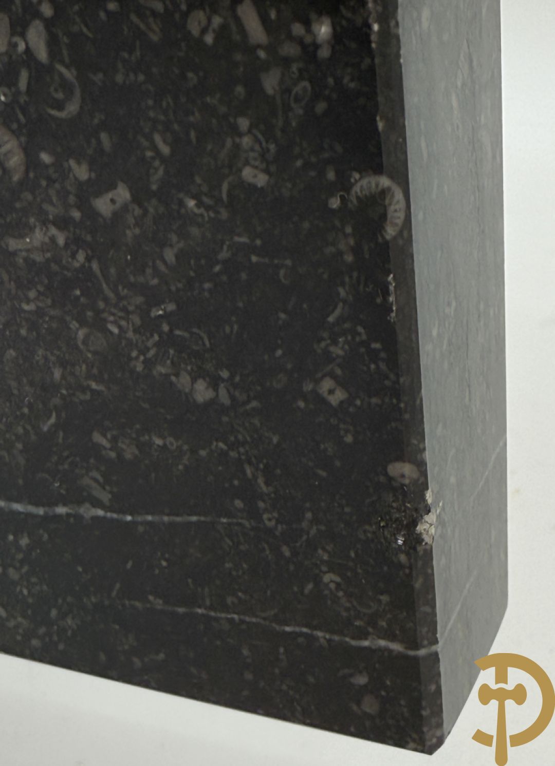 Ongetekend wit marmeren beeld op granieten onderstel