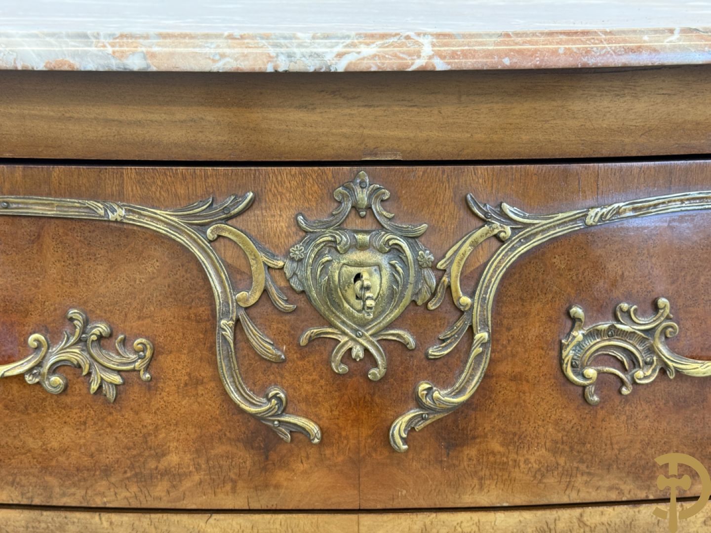 Notelaren Louis XV tweeladencommode met bronsbeslag en marmeren blad