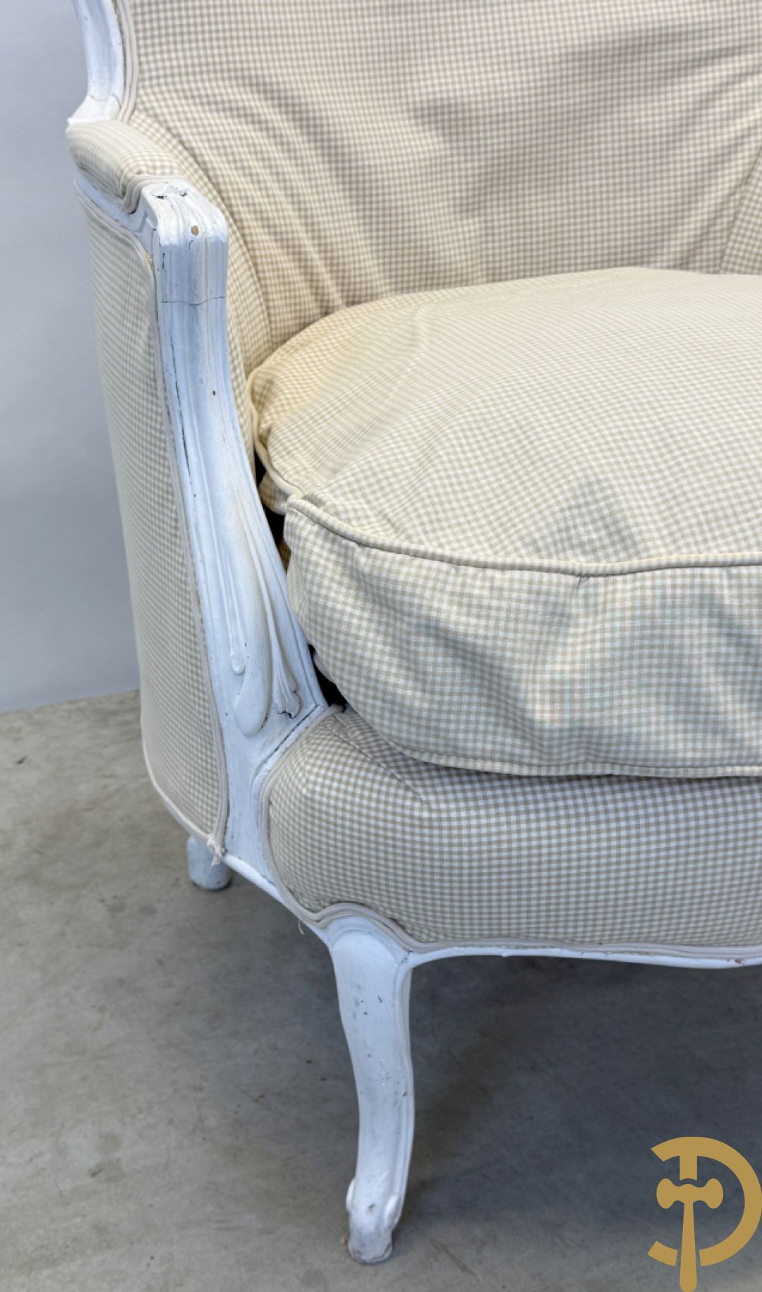 Paar gemonochromeerde Louis XV armzetels met gecanneerde rug + 2 gestoffeerde Louis XV armzetels