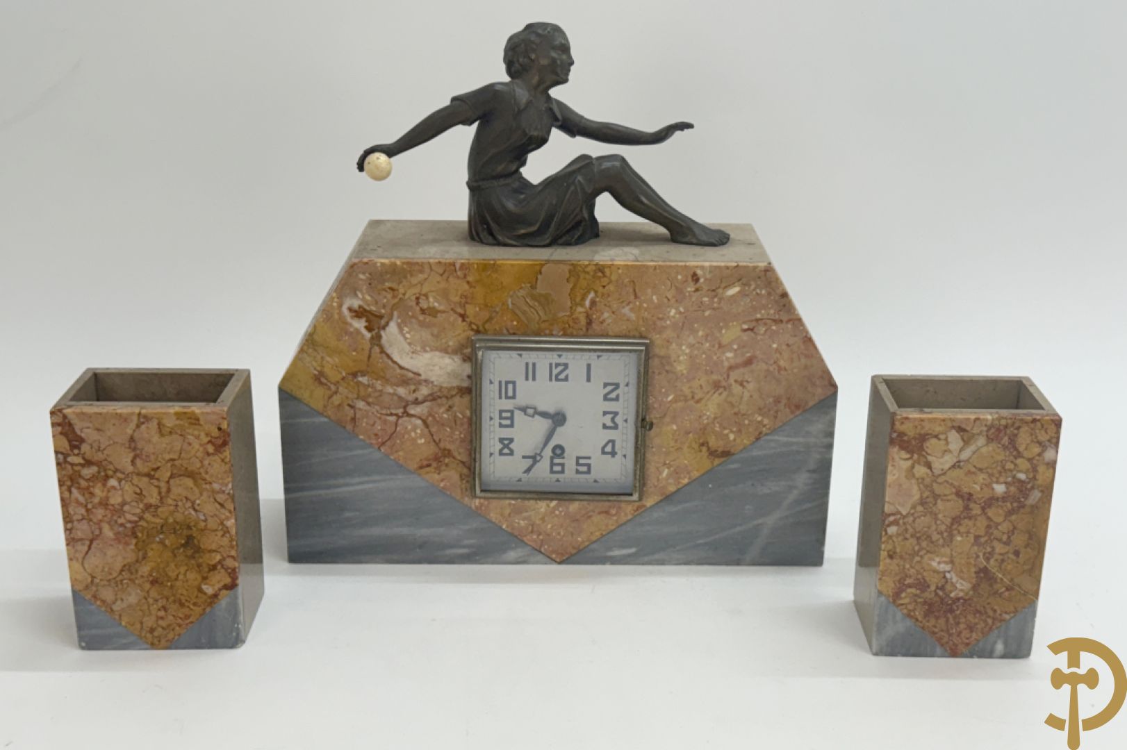 Driedelige marmeren Art deco garnituur, bovenaan bekroond met meisje met bal in zamak - geflankeerd door paar marmeren zijstukken