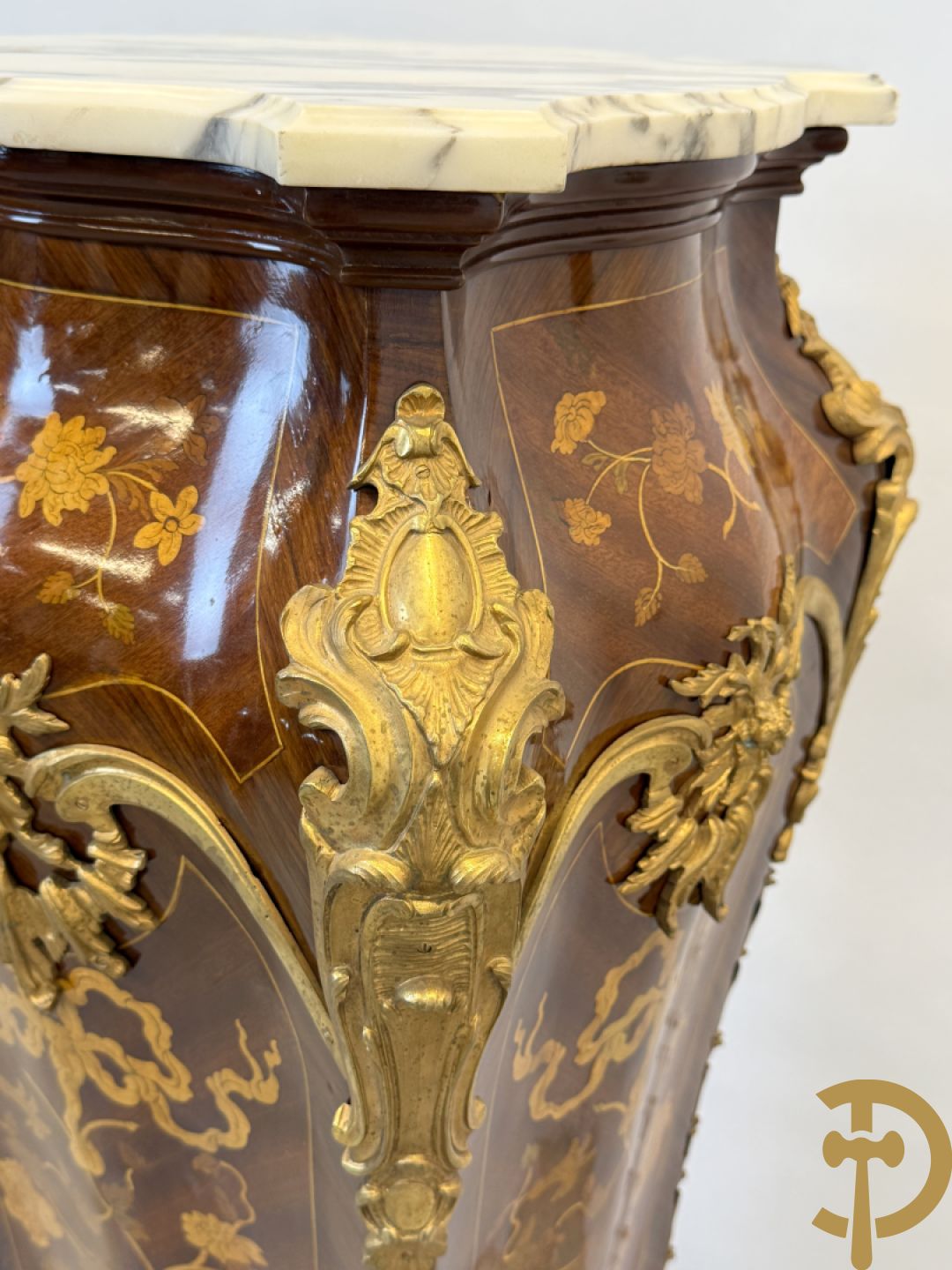 Paar notelaren gemarketteerde zuilen bezet met bronsbeslag en Louis XV motieven op voluutvormige poten - bovenaan met marmeren geaderd blad